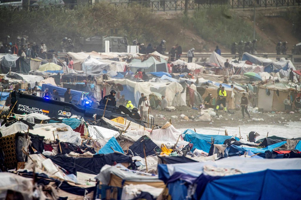 Polícia espanhola desmantela acampamento de migrantes em Ceuta antes da visita real