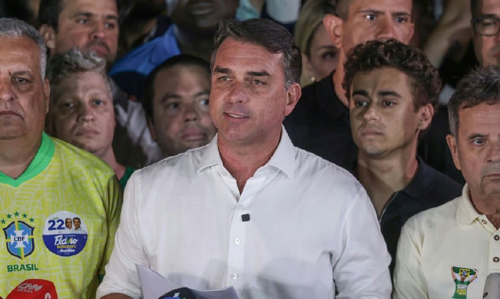 Polícia Federal cancela passaportes de Flávio Bolsonaro após descumprimento judicial