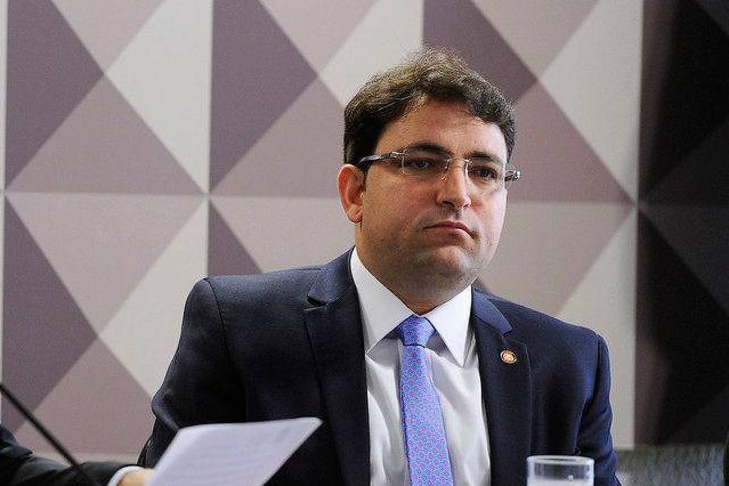 Polícia Federal descobre sala secreta em hangar de amigo de Flávio Bolsonaro, segundo jornal