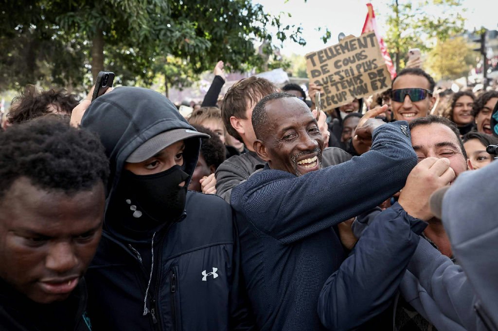 Prefeito de esquerda se une a estudantes em protestos na França