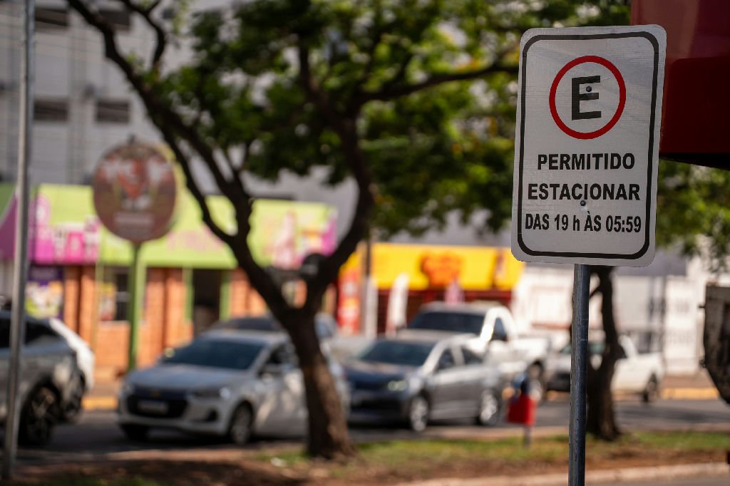 Prefeitura de Rondonópolis autoriza estacionamento noturno na Avenida Lions Internacional