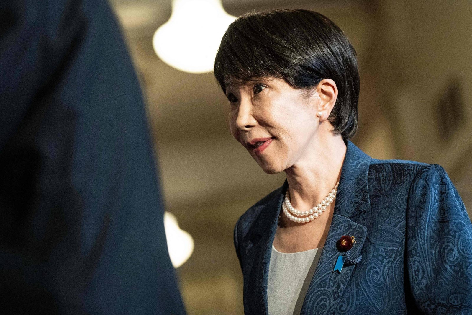 Primeira-ministra do Japão gera polêmica ao afirmar que gasta 3 horas com tarefas domésticas e maquiagem