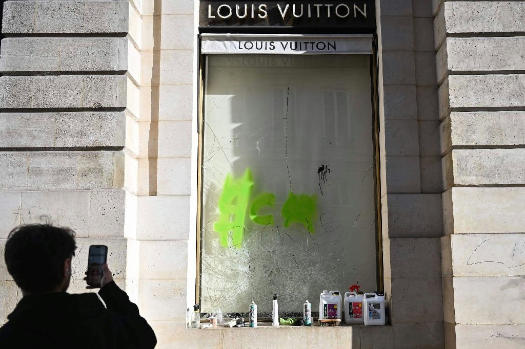 Produtos saqueados na França são vendidos em plataformas online