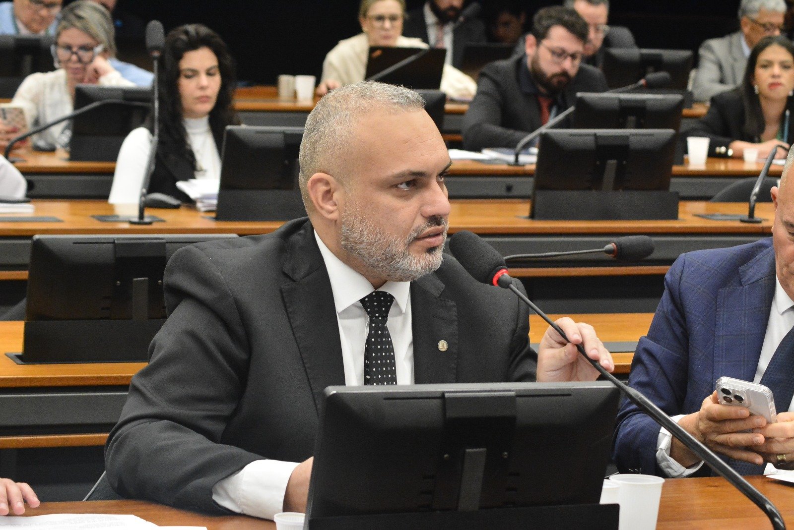Projeto estabelece política nacional para valorização de profissionais de portaria e vigilância