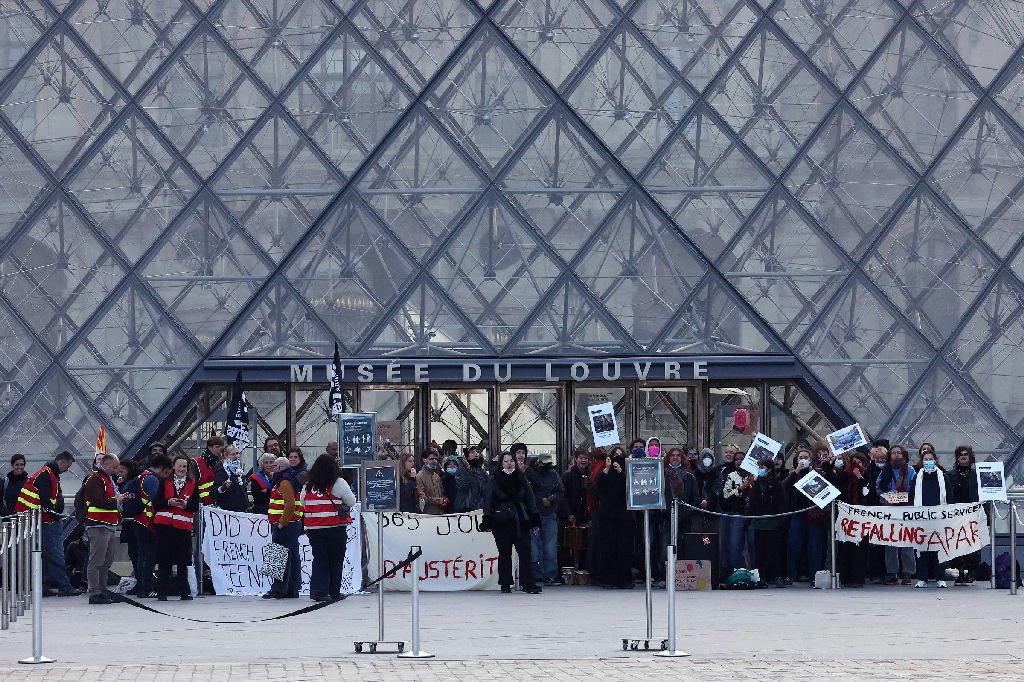 Protesto fecha Louvre e governo francês impõe toques de recolher para conter violência