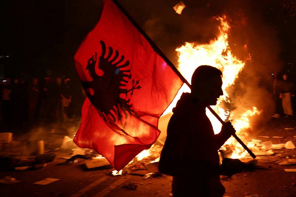 Protestos estudantis na Albânia resultam em incêndio em ministério