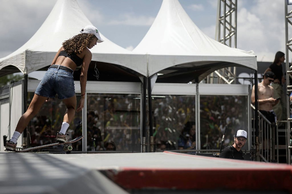 Rayssa Leal se machuca e desiste da etapa da SLS em Paris