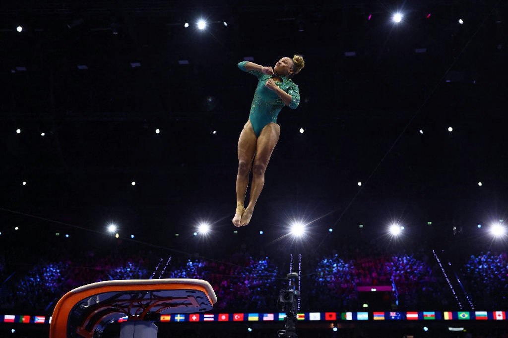 Rebeca Andrade conquista tricampeonato mundial no salto e chega a dez medalhas em Mundiais