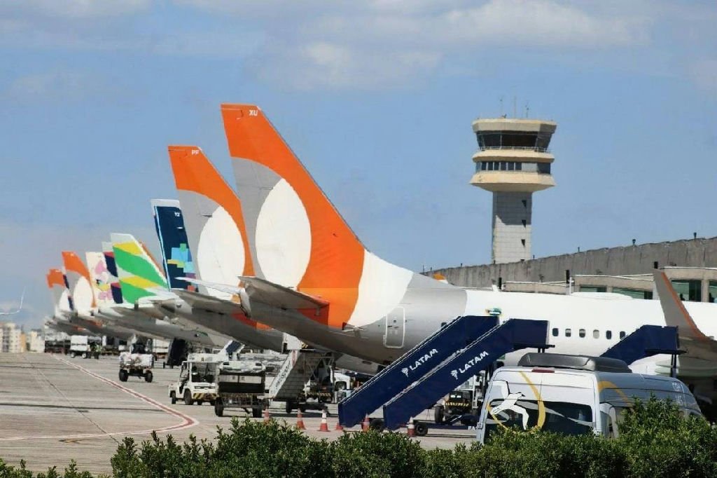 Reforma tributária pode elevar preço das passagens, alerta associação de aviação