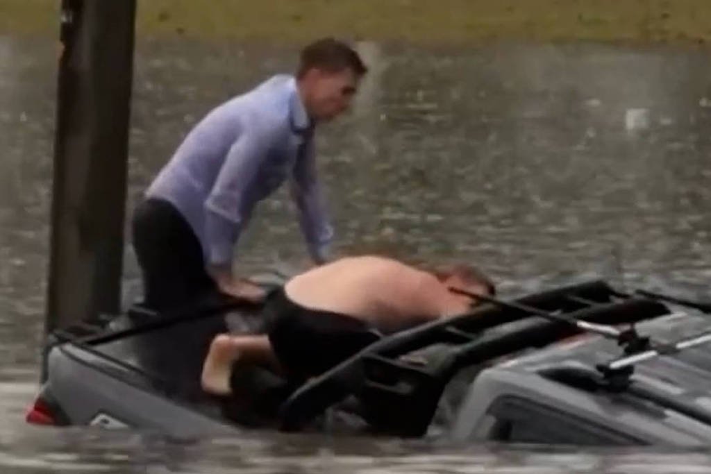 Repórter australiano resgata motorista em carro submerso durante enchente