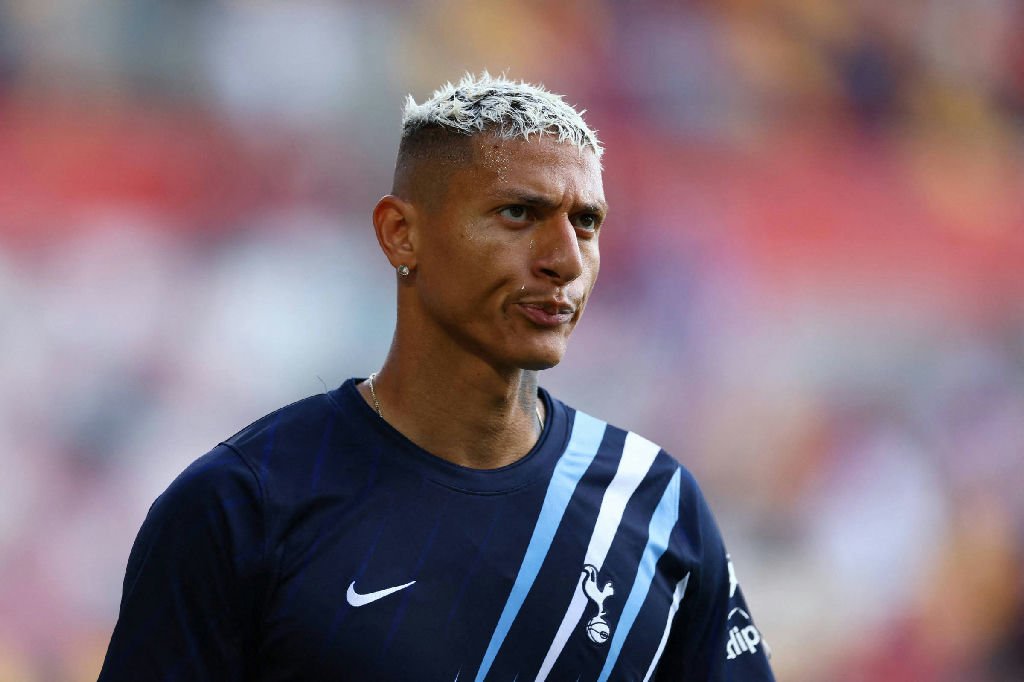 Richarlison enfrenta incertezas na Inglaterra em meio a polêmica com Flávio Bolsonaro