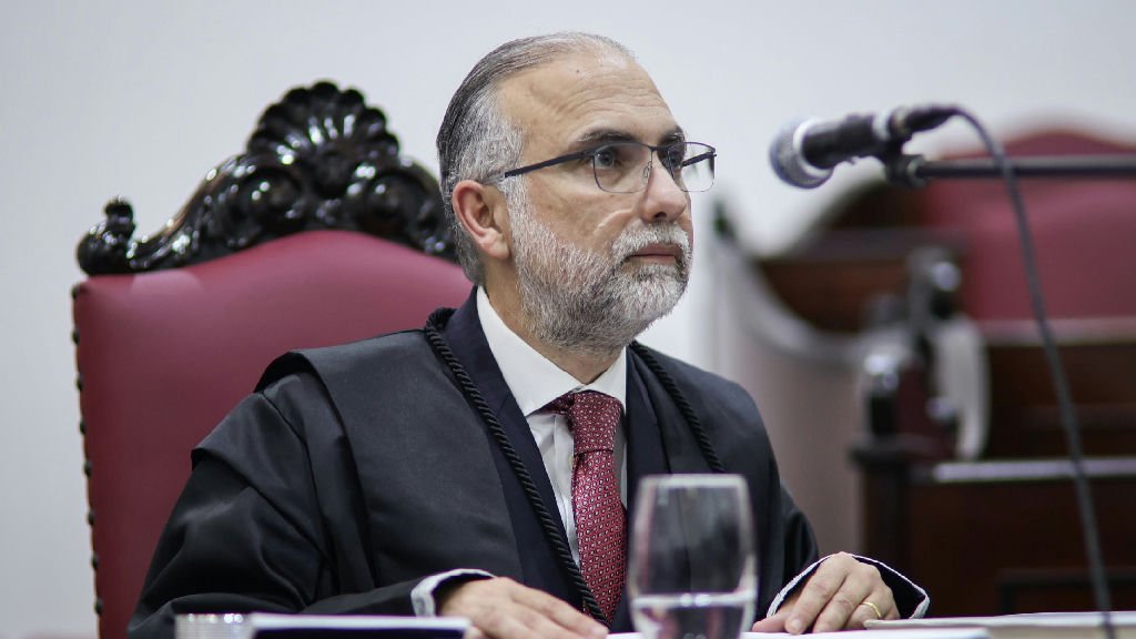 Rodrigo Xavier Leonardo conquista titularidade após 27 anos de dedicação ao magistério