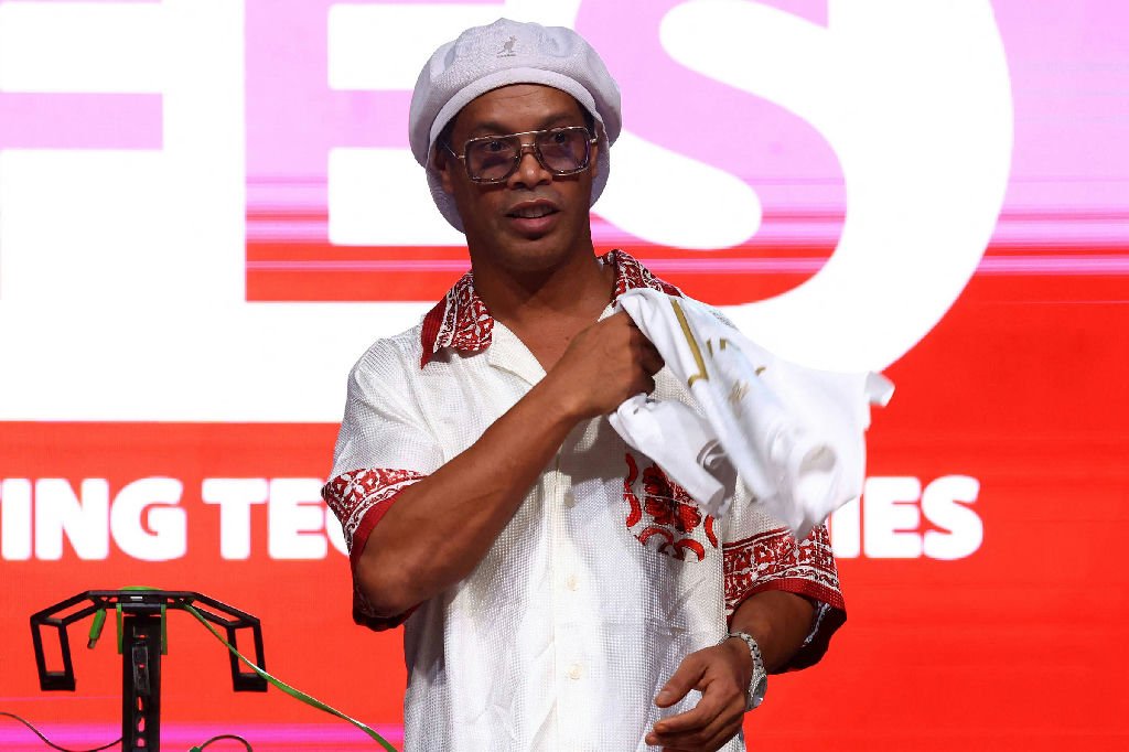 Ronaldinho retorna aos gramados na Série C italiana em 15 de novembro