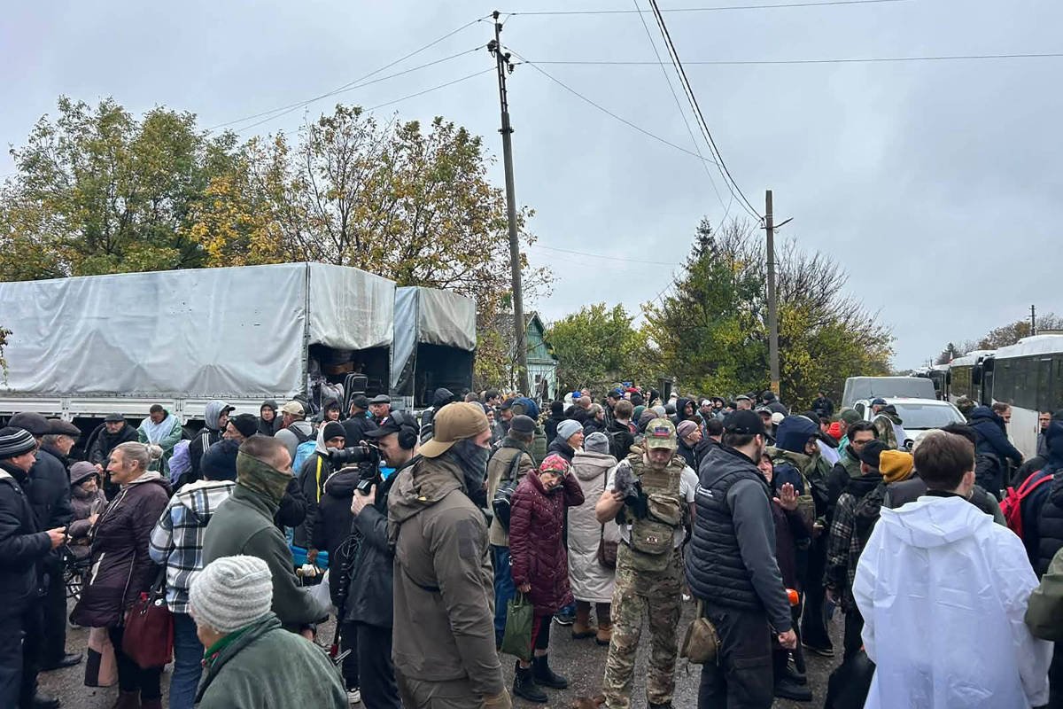 Rússia e Ucrânia realizam operação humanitária para evacuar moradores de cidade sob controle russo