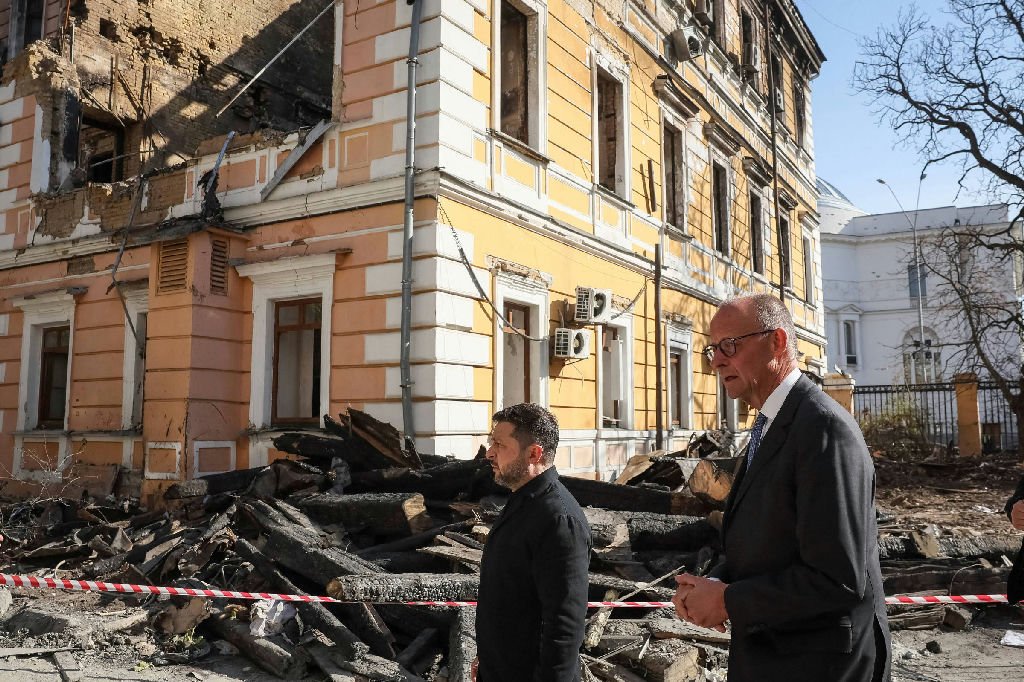 Rússia intensifica ataques a Kiev durante visita do premiê alemão, que anuncia apoio à Ucrânia