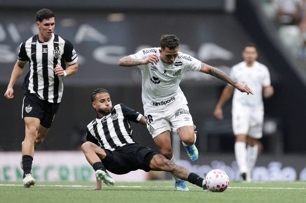 Santos sofre virada nos acréscimos e é derrotado pelo Atlético-mg