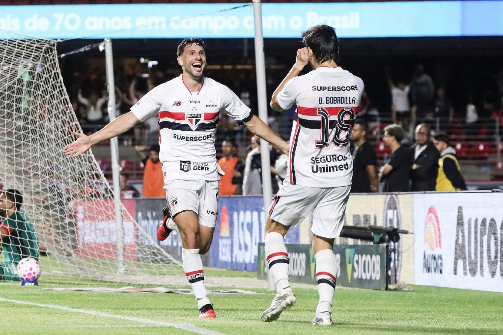 São Paulo vence o Vitória com dois gols de Calleri e retorno de Lucas Moura