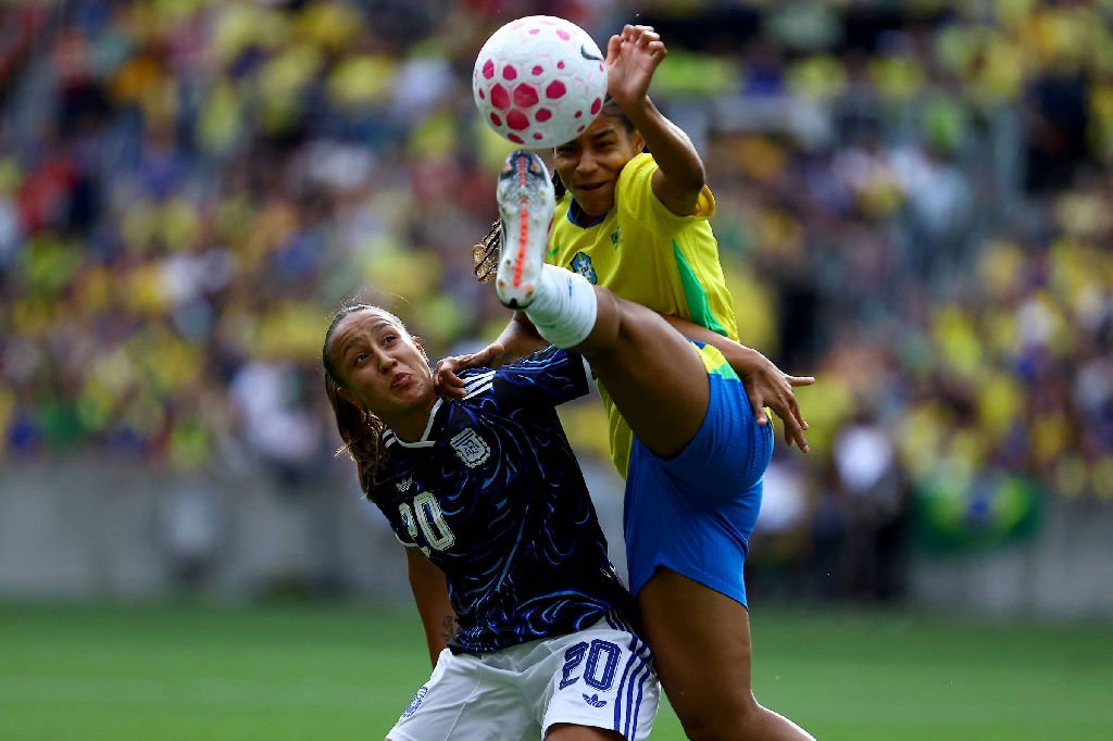 Seleção feminina encerra série de amistosos buscando manter domínio sobre a Argentina