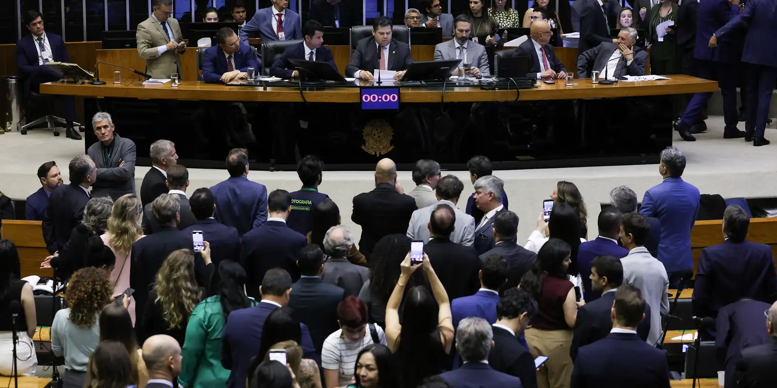 Senado agenda votação da PEC que extingue a jornada 6x1 para quarta-feira