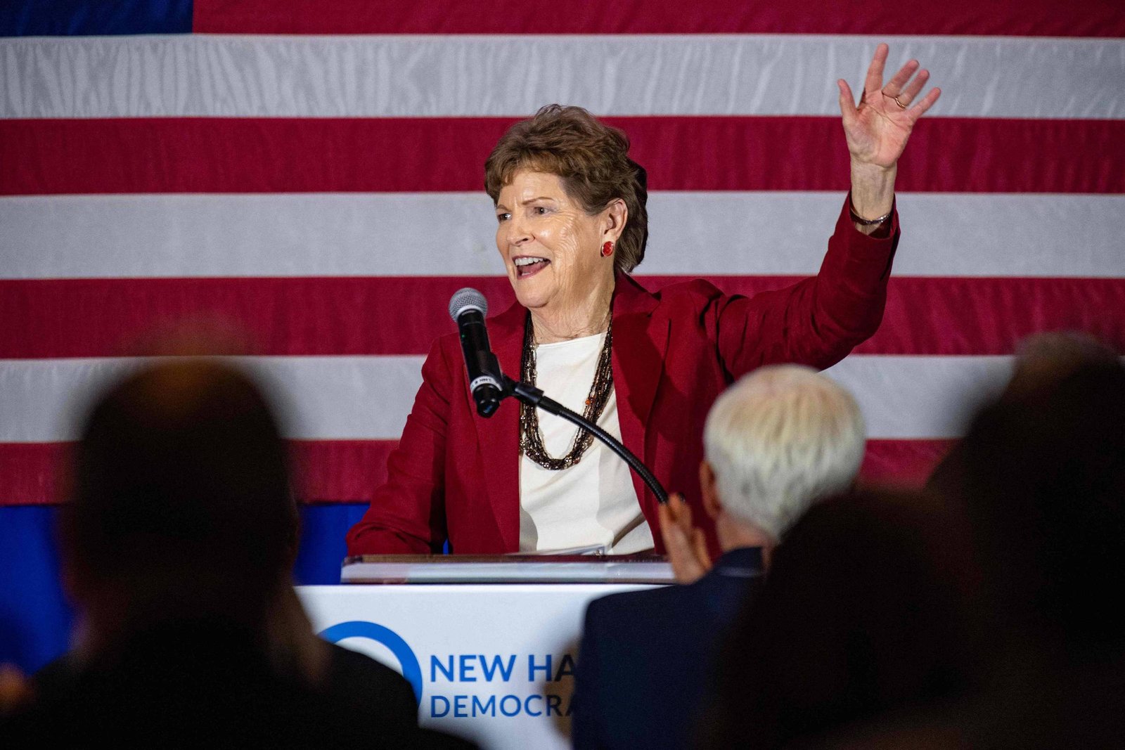 Senadora americana critica Trump por proteger Flávio Bolsonaro com ajuda do governo
