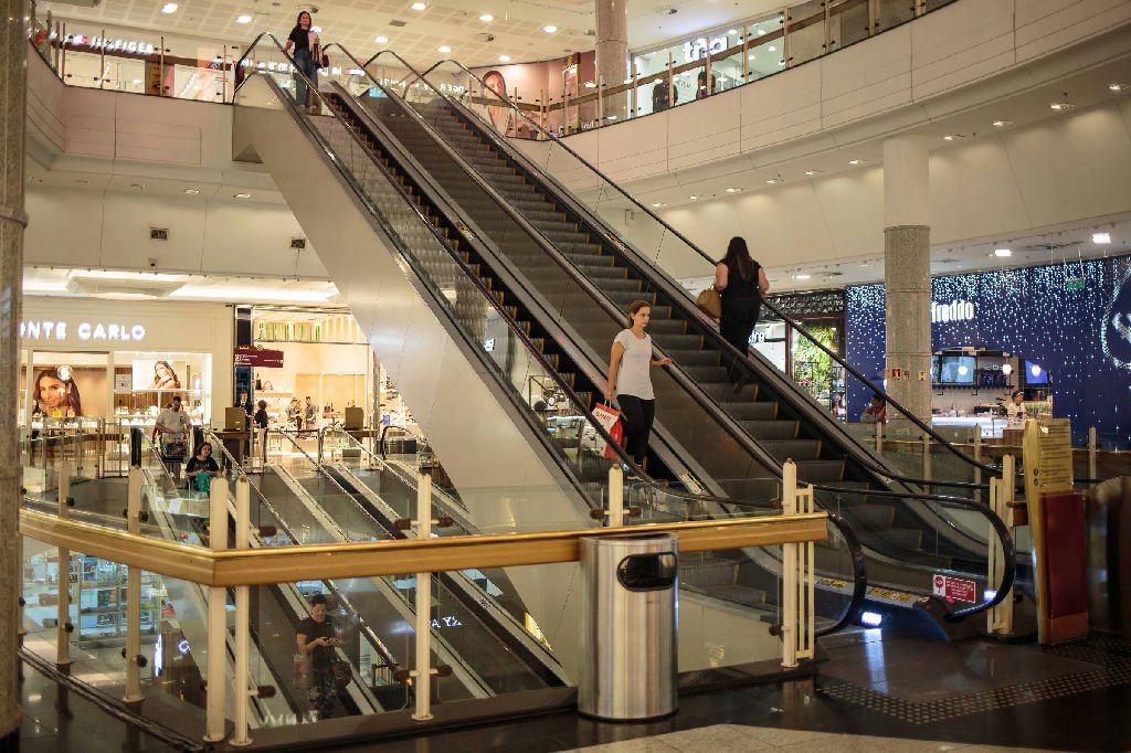 Shoppings enfrentam aumento de custos e disputas por comissões com o fim da escala 6x1