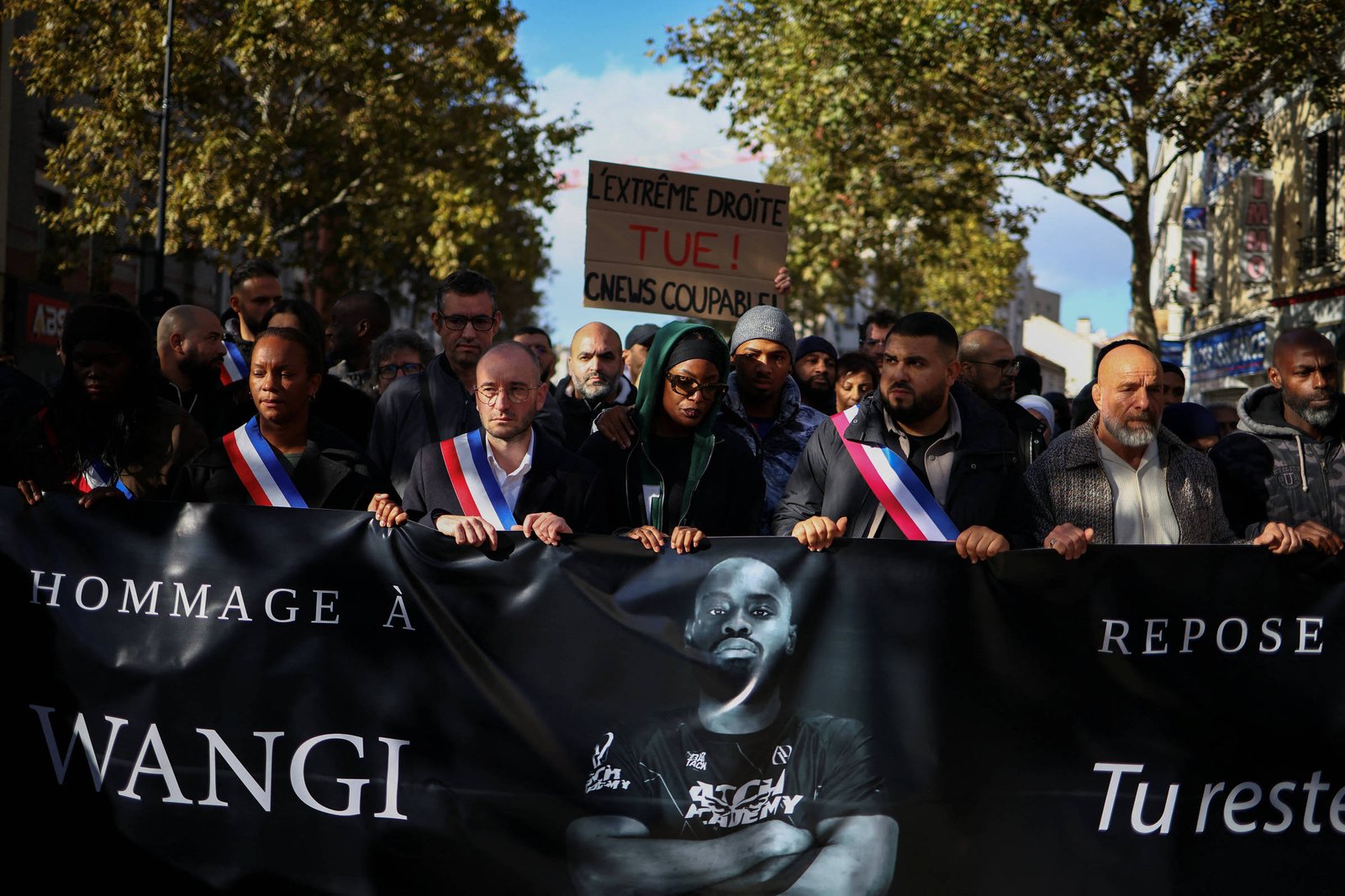Suspeito de ataque racista é liberado da prisão e provoca protestos em Paris
