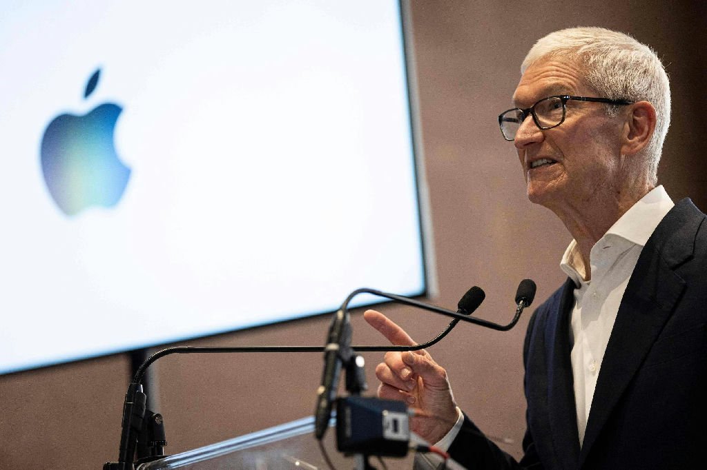 Tim Cook anuncia aprovação da plataforma de IA da Apple na China