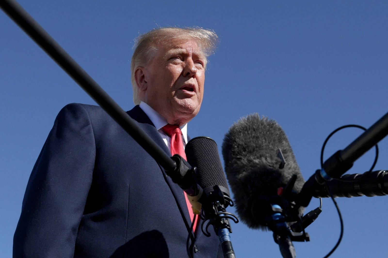 Trump elogia Lula, mas levanta suspeitas sobre a legitimidade da eleição no Brasil