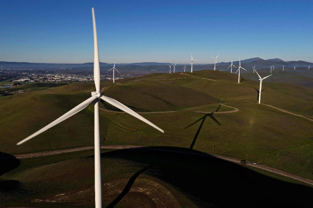 Trump intensifica oposição à energia eólica e ameaça acordos de licenciamento