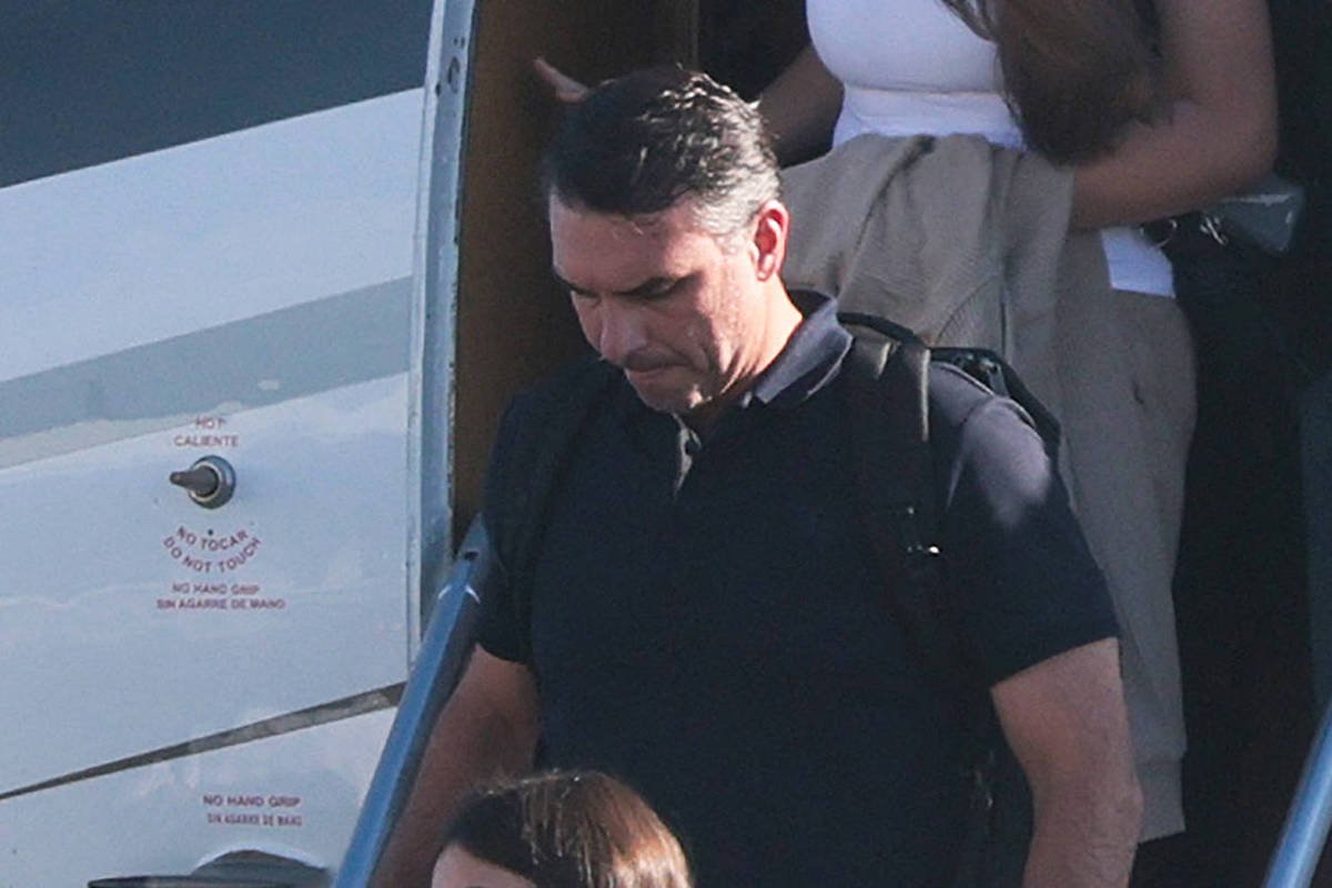 Trump recorre a acolhida humanitária para receber Flávio Bolsonaro após fuga do Brasil