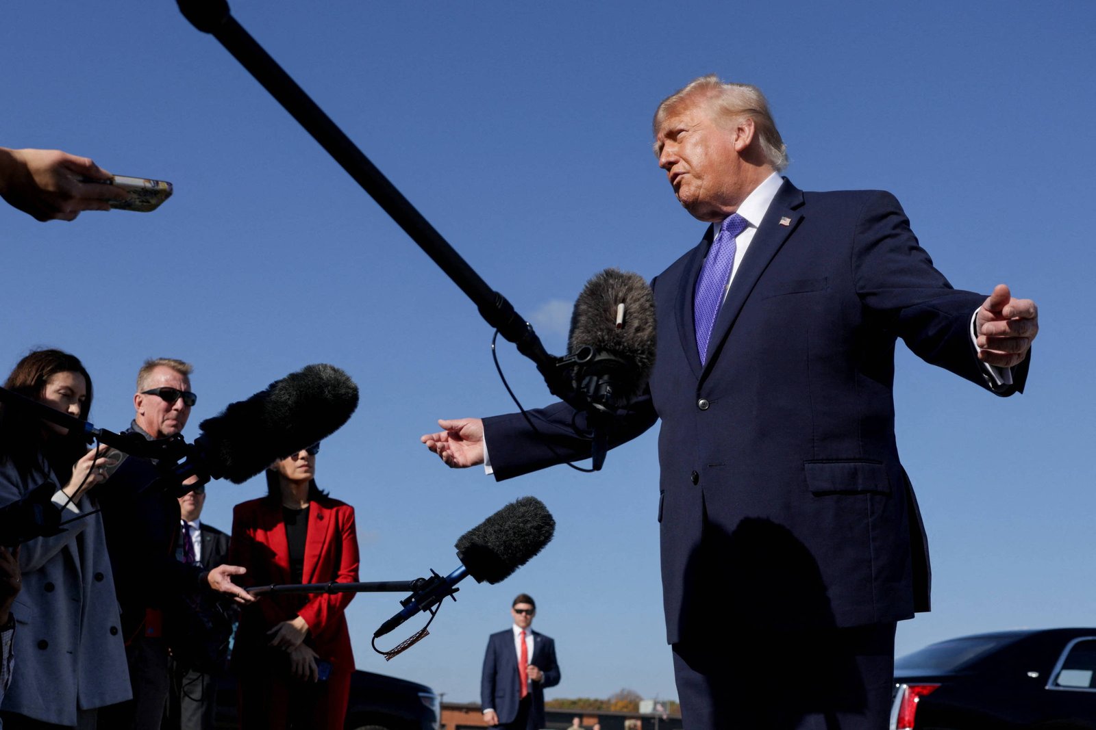 Trump revela intenção de conversar com Lula, mas critica eleições brasileiras