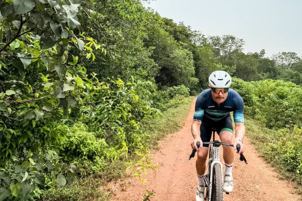 Valtteri Bottas pedala da Malásia a Singapura em uma jornada de 350 km
