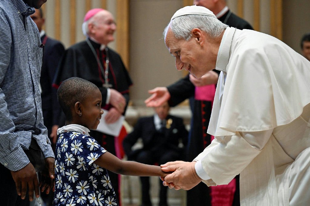Vaticano confirma internação de Leão 14 para cirurgia no pulmão