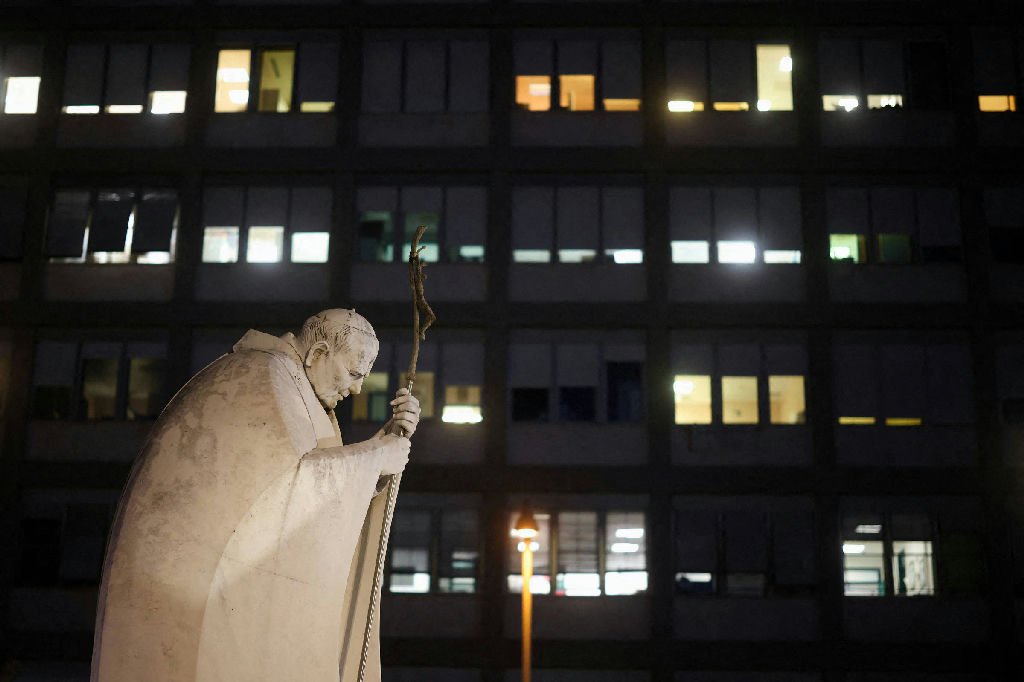 Vaticano muda abordagem sobre saúde dos papas com maior transparência
