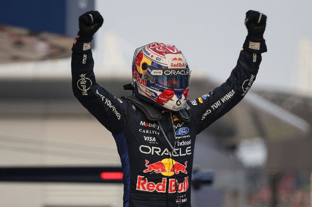Verstappen conquista sua primeira vitória na temporada em corrida tumultuada