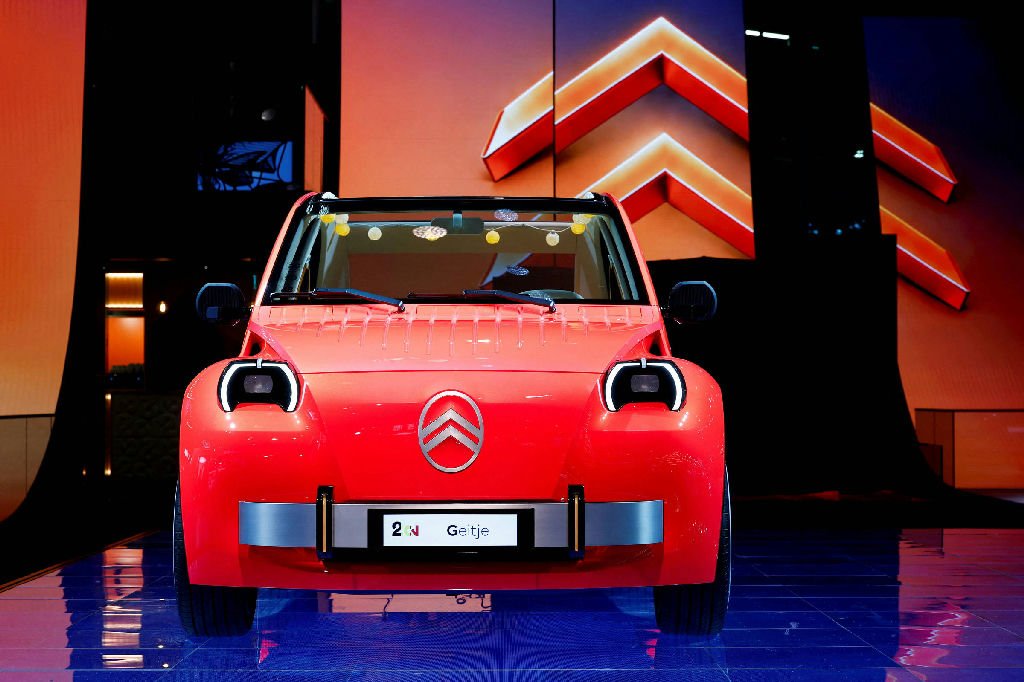 Volkswagen e Stellantis mostram confiança em veículos elétricos durante Salão de Paris