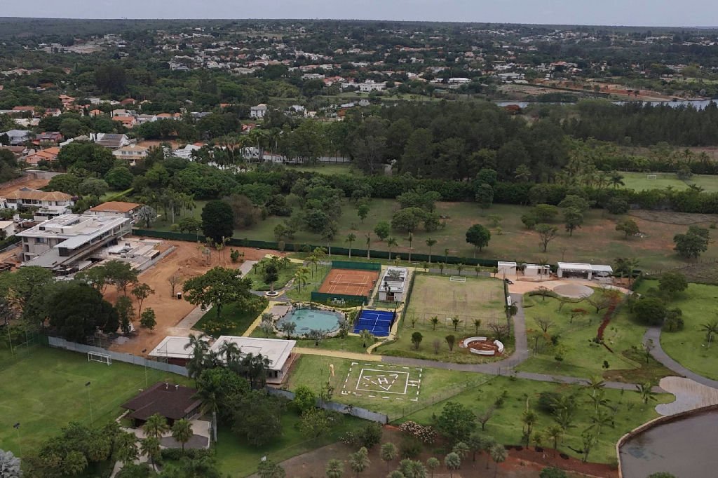 Willer Tomaz, amigo de Flávio Bolsonaro, acumula 15 imóveis avaliados em R$ 62 milhões e constrói mansão com heliponto
