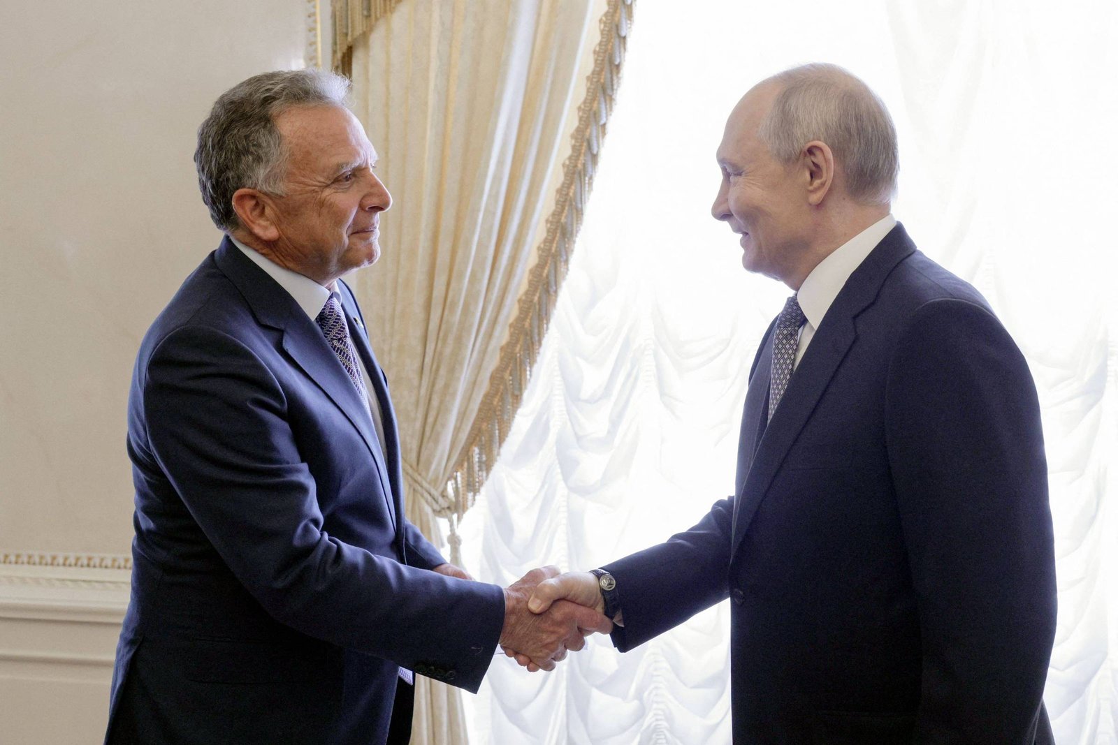 Zelenski propõe congelamento das frentes de batalha enquanto Putin retoma negociações com os EUA